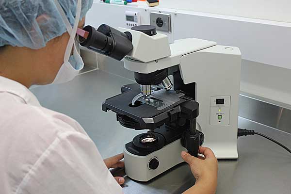 Pulire e sanificare regolarmente il microscopio è importante per proteggere i tecnici di laboratorio e il personale di ricerca.